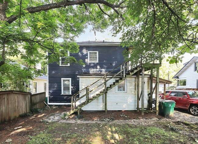 Building Photo - Charming 2nd Floor 2BD/1BA Unit on Pecan Ave!