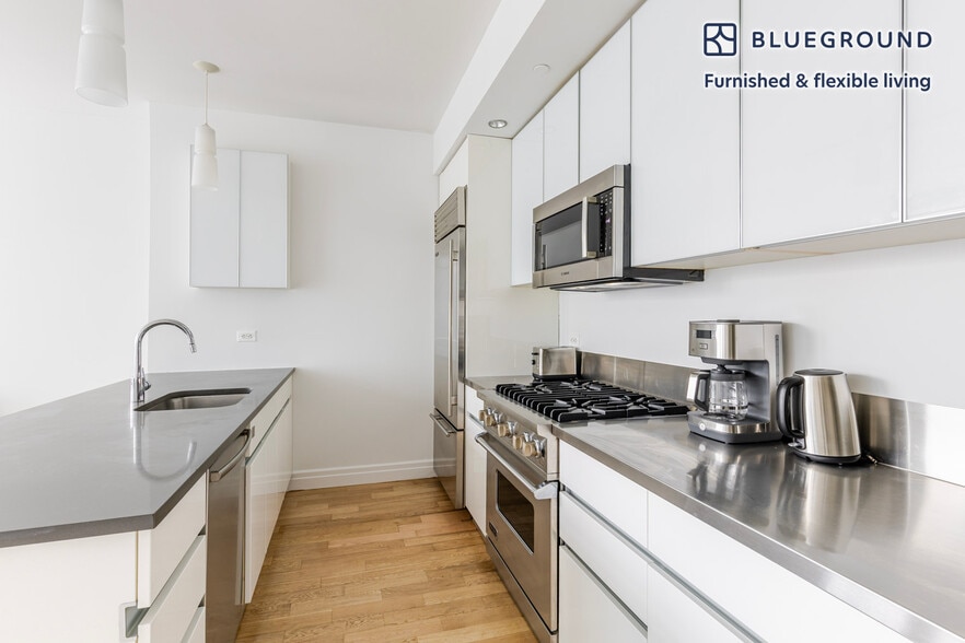 Building Photo - 550 W 54th St