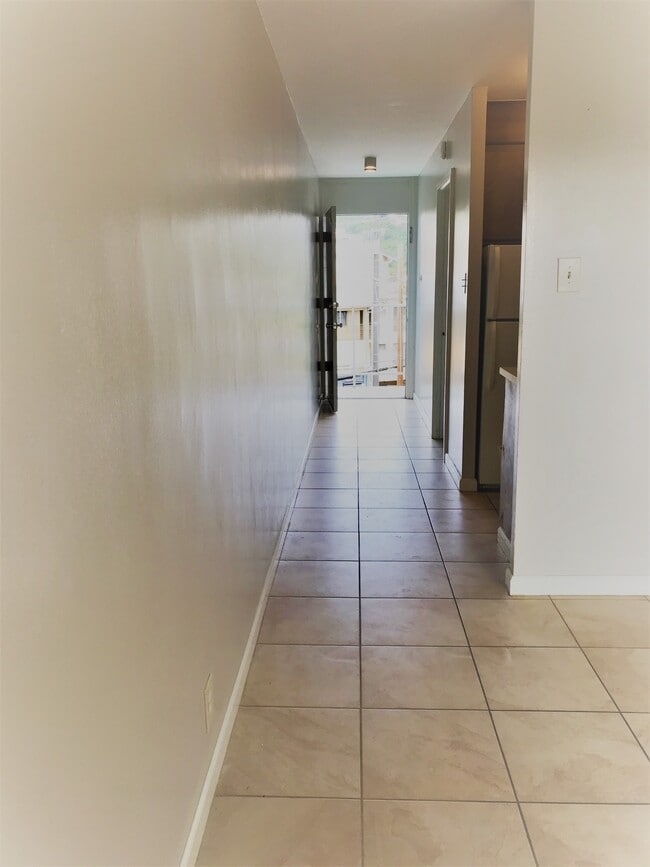 Building Photo - 2873 S King St