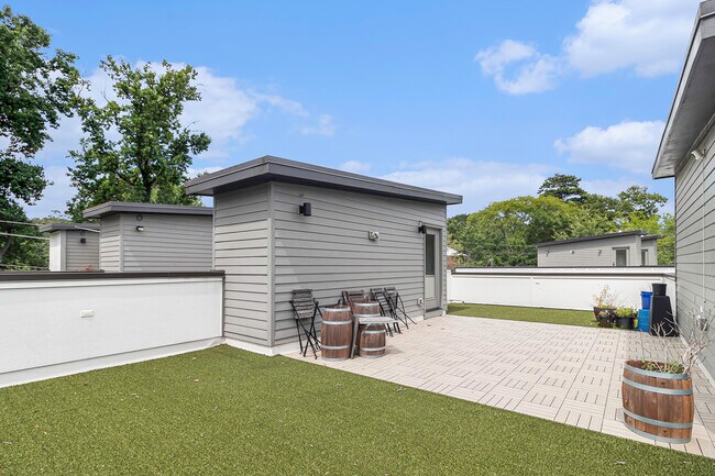 Building Photo - 2424 Memorial Dr SE