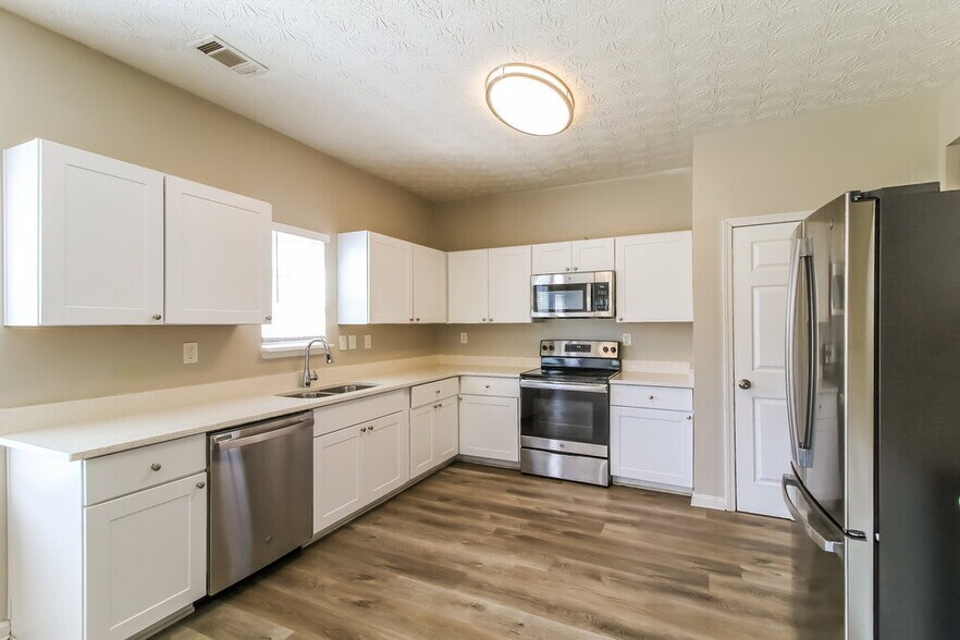 Building Photo - 3505 Creekview Dr