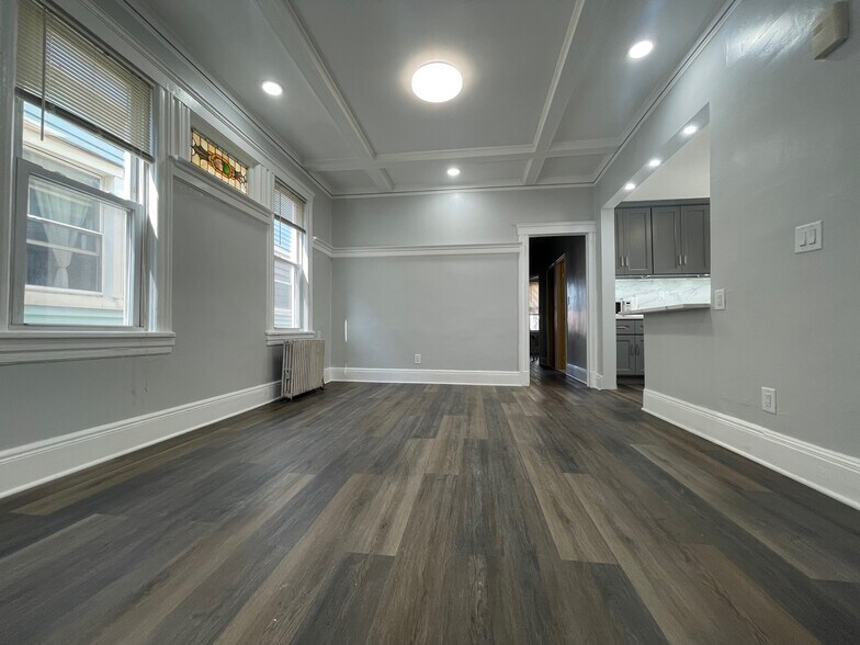 Primary Photo - 101 Romaine Ave