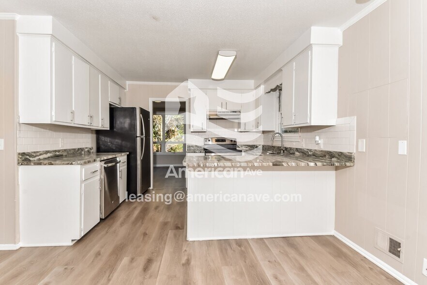 Building Photo - 4016 Williamsburg Dr