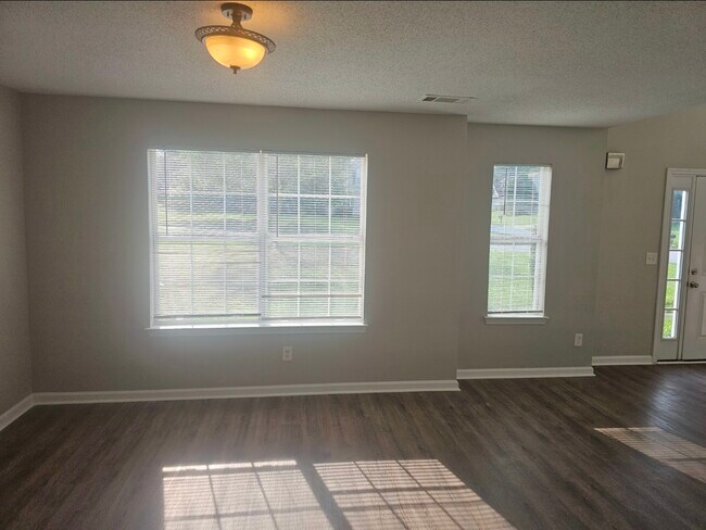 Building Photo - 670 Burtons Cove