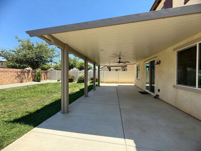 Building Photo - Beautiful 3Bed 2.5Bath