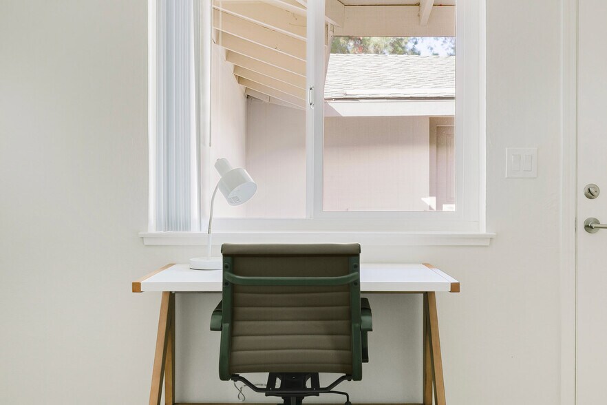 Building Photo - 848 Jordan Ave