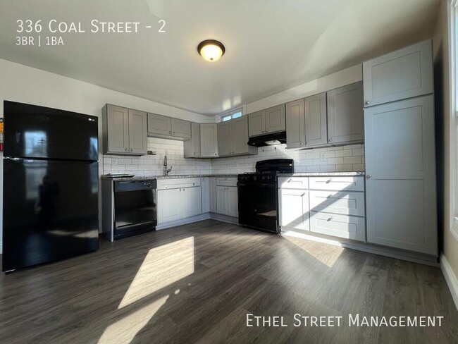 Building Photo - Spacious Newly Renovated 3 Bedroom Apartment