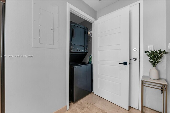 Building Photo - 6515 Collins Ave