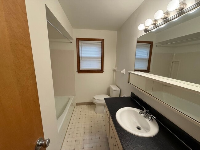 Building Photo - 52 Southwoods Ave