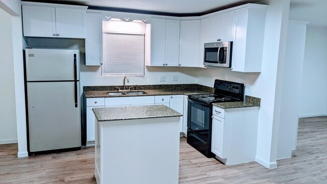 Building Photo - 13 Flamenco Cir