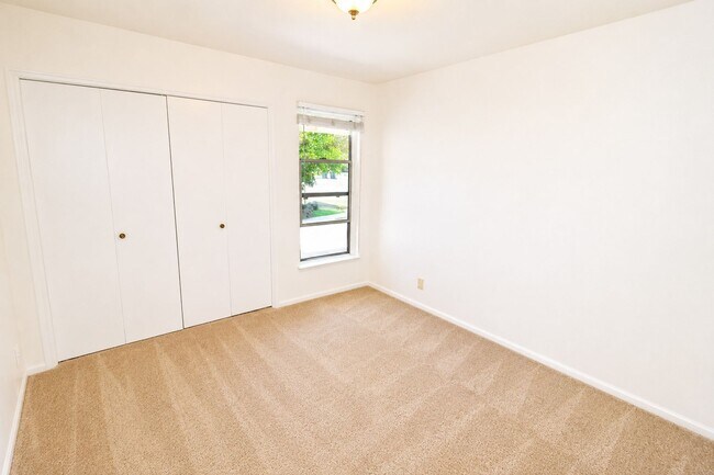 Building Photo - 1087 N Greengrove St
