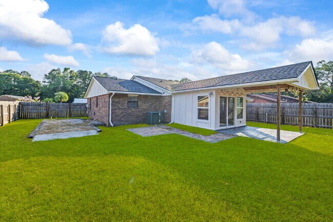 Building Photo - Stylish 3 Bed, 2 Bath Renovated Duplex in the Heart of Rincon!