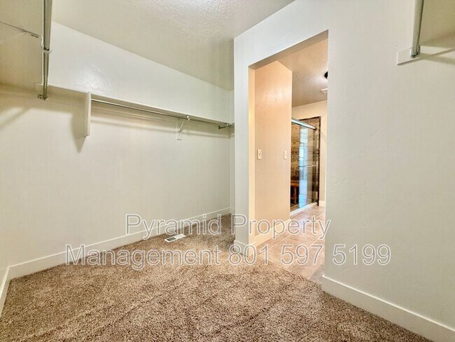Building Photo - 673 W Beth Cir