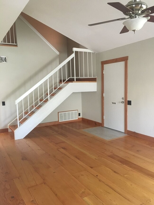 Building Photo - Valencia - Upgraded 3 bedroom, 1.5 bath condo near golf course