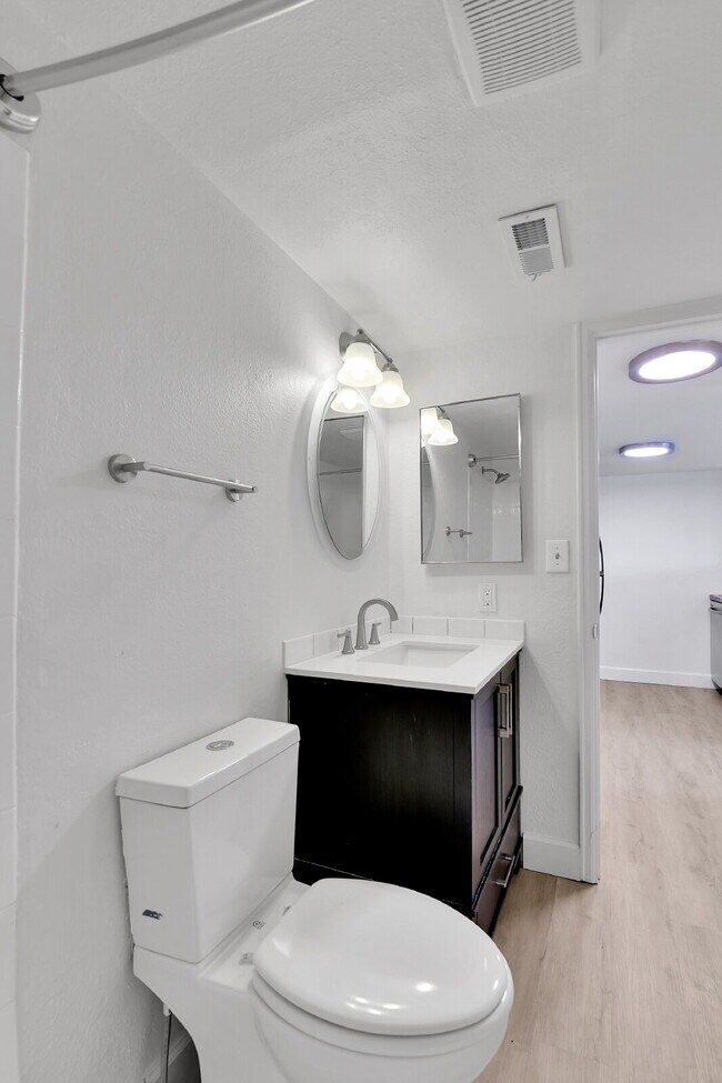 Building Photo - $1,095.00, Studio and 1 bath located in De...
