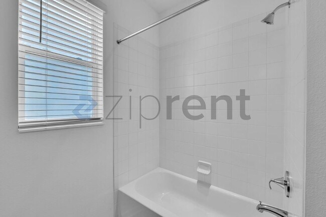 Building Photo - Unit n/a