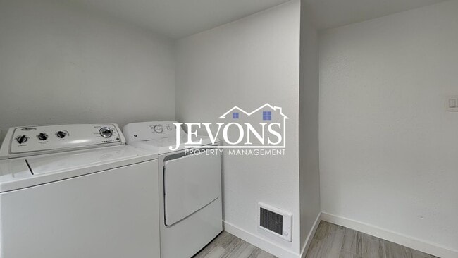Building Photo - 630 N Skyline Dr