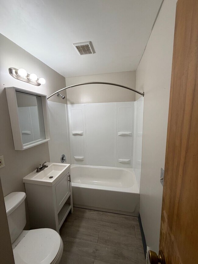 Building Photo - 4 bedroom single family home in Garfield Hts