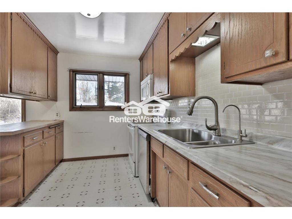 Building Photo - 1241 Holly Dr E