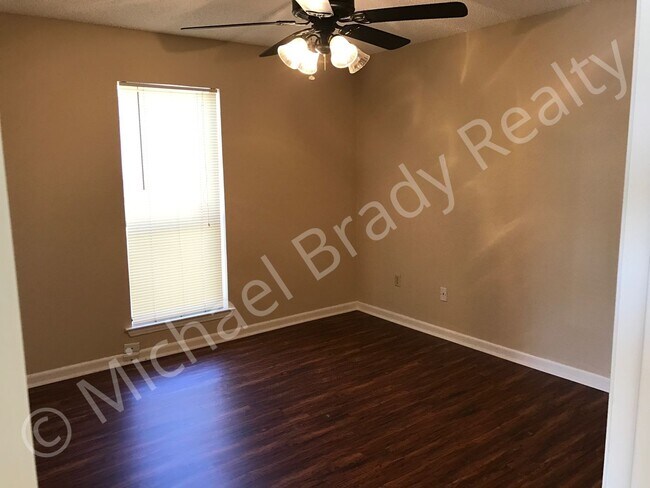 Building Photo - One Bedroom Condo!