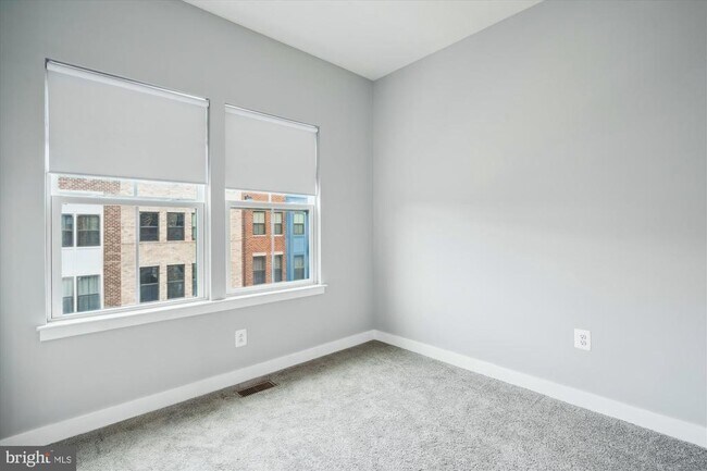 Building Photo - 2824 Lewis Ave