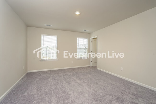 Building Photo - 5561 Hydrangea St