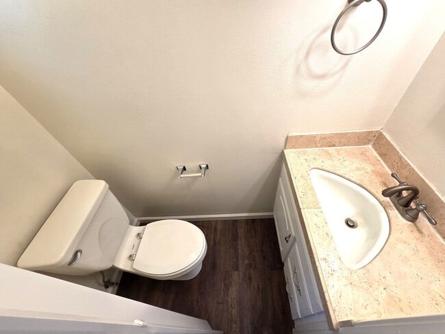 Building Photo - Immaculate 5 Bedroom 2.5 Bath Home Near Visalia Country Club