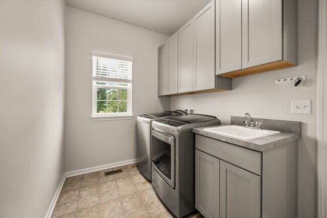 Building Photo - 406 Mary Ann Cir