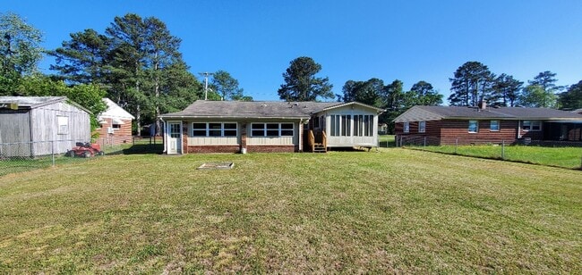 Building Photo - 1618 Lexington Dr