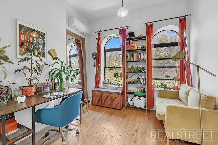 Building Photo - Beautiful 3 bed / 1 bath apartment in Bushwick, prime location!