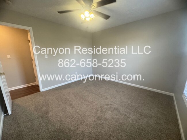 Building Photo - 301 Hawthorn Dr