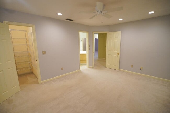 Building Photo - 4424 Stratfordshire Ct