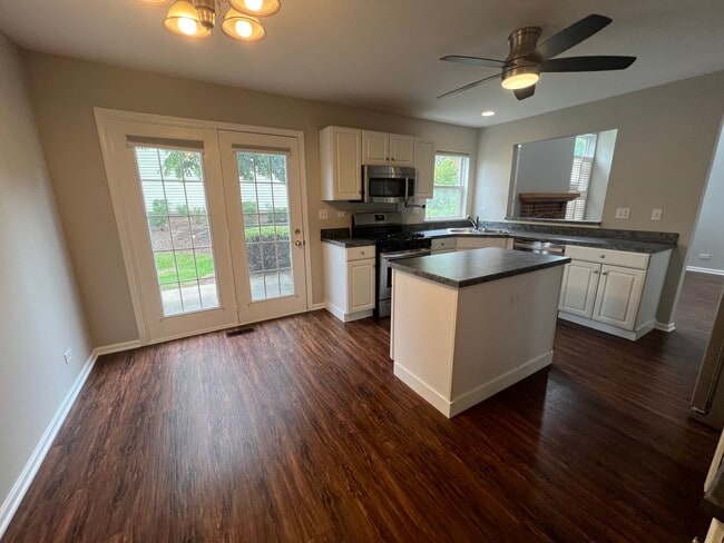Building Photo - 1553 E Baronet Ln