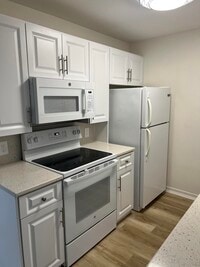 Building Photo - 2072 Cornwall D
