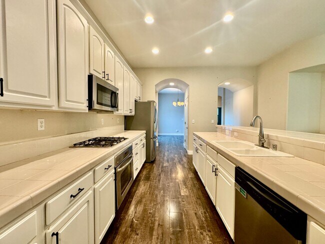 Building Photo - CLEAN AND SPACIOUS ONE STORY, 3 BED, 2 BATH, 2 CAR GARAGE IN WEST SACRAMENTO