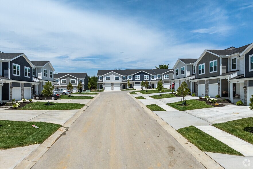 Building Photo - Sandstone Pointe