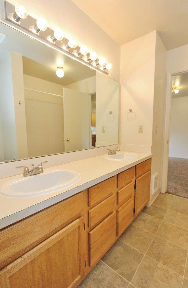 Building Photo - 639 N Moffatt Ave