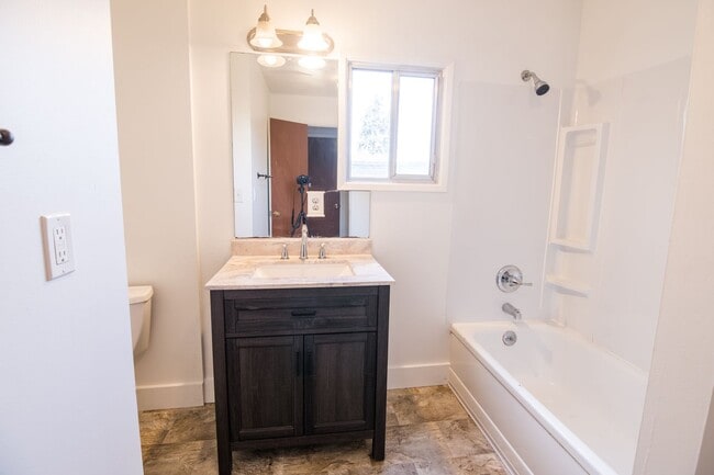 Building Photo - 3 bedroom 1 bathroom house close to Hendricks Park!