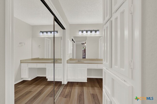 Building Photo - 1202 Thorpe Ln