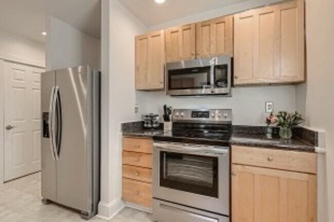 Building Photo - Furnished! Charming 4 Bedroom Home Availab...