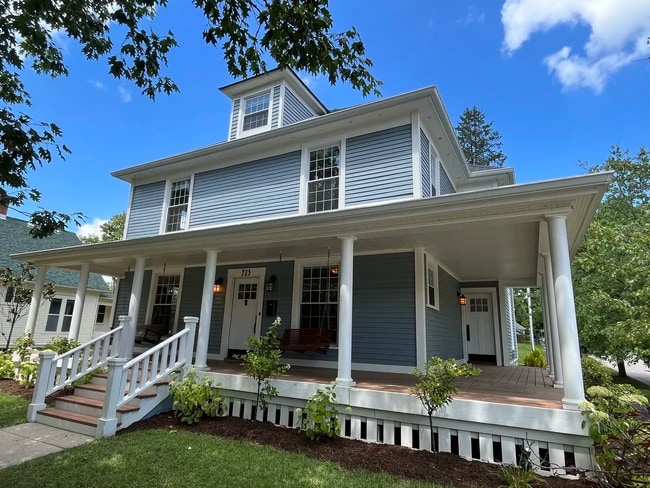 Building Photo - 723 E 10th St