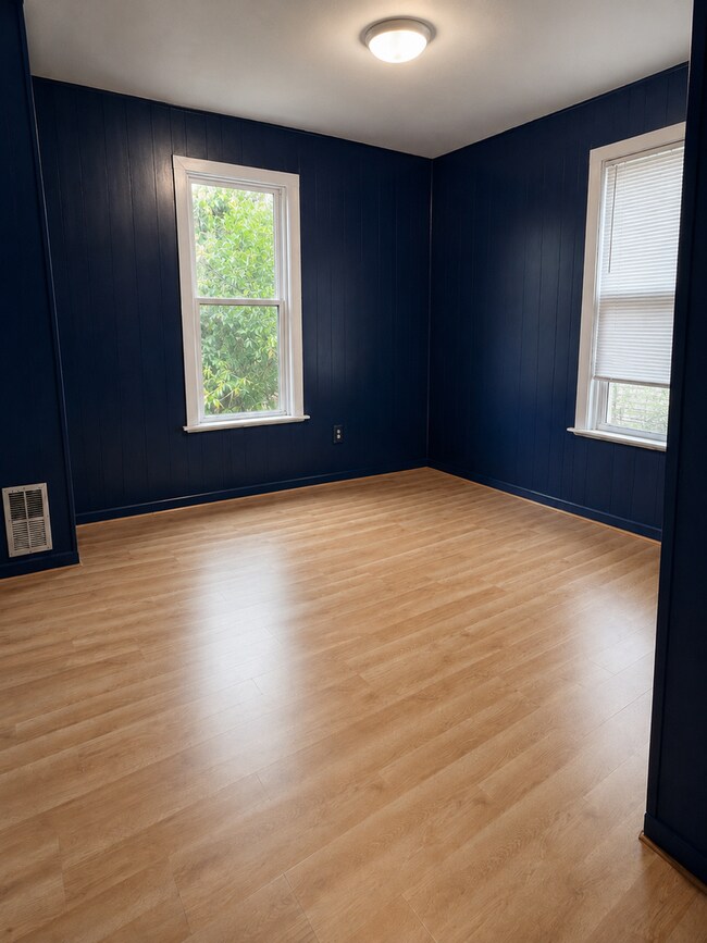 Building Photo - Town House: 2 bedroom & 1 bathroom