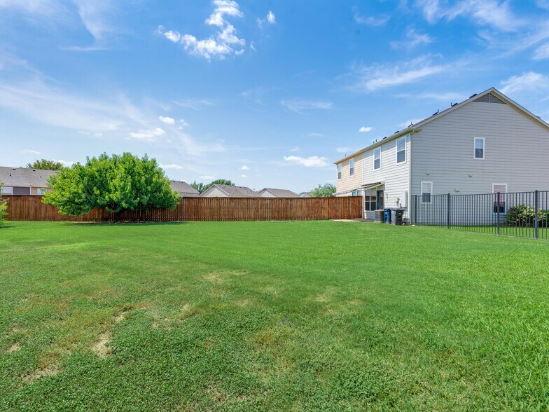 Backyard Access to Garage - 10528 Astor Dr