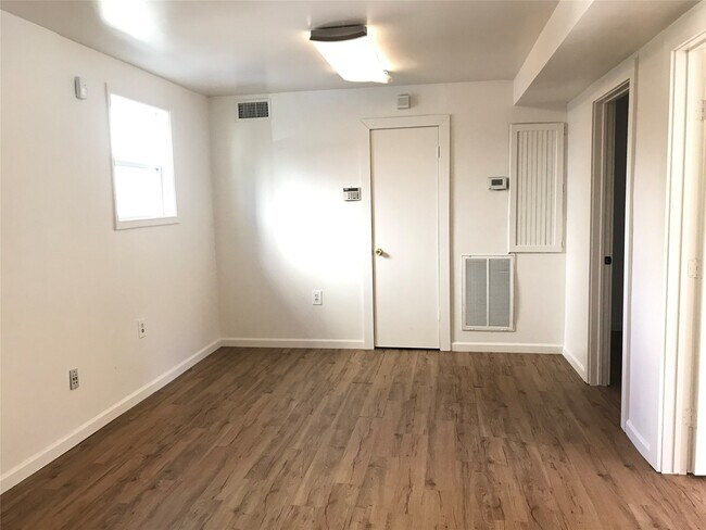 Building Photo - 1533 Heights Blvd