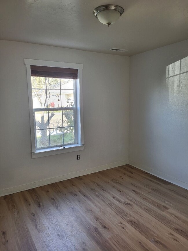 Building Photo - 3 Bedroom in Middleton