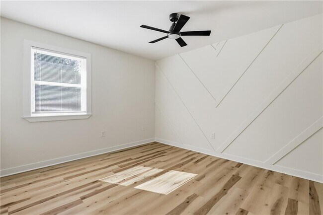 Building Photo - 19 Robin Hood Dr