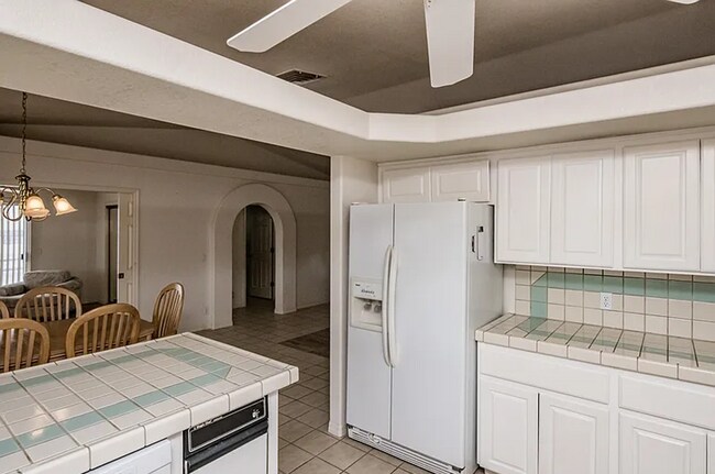 Building Photo - South Side 3 Bedroom Home-Rent Now REDUCED