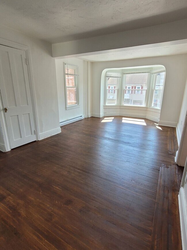 Building Photo - 565 W Market St