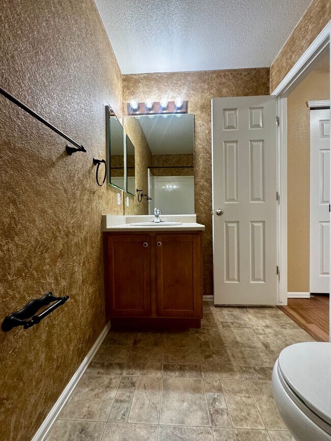 Building Photo - 3 Bedroom Home with Basement in Stetson Hills