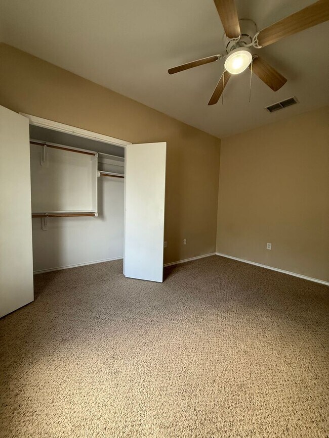 Building Photo - 3/2.5/2 2 STORY - Great Location near Main St